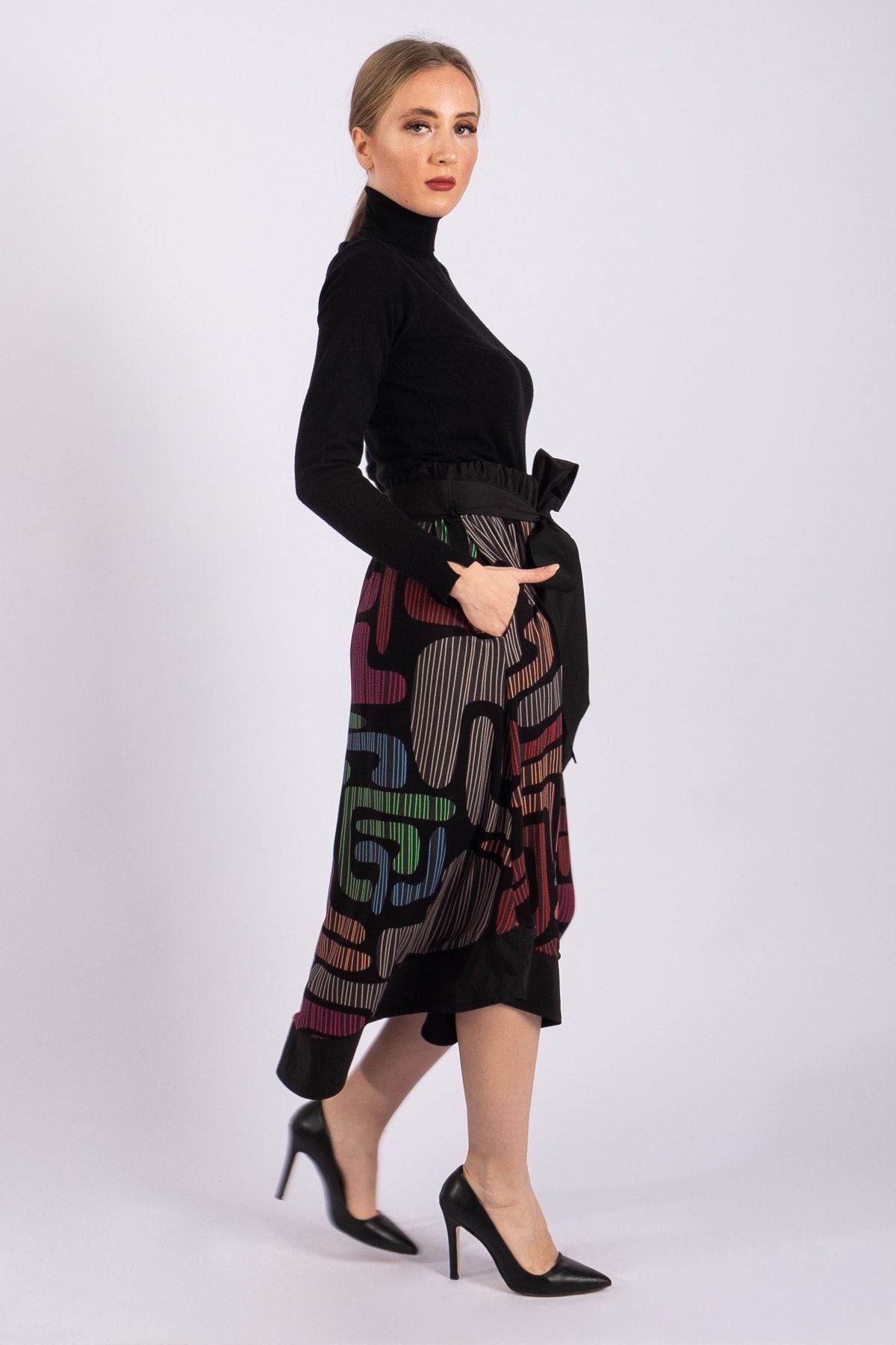 Kadın Digital Baskılı Etek Ucu Ve Kemer Paraşüt Kumaş Pervazlı Cepli Beli Lastikli Kuşaklı Etek Siyah - L