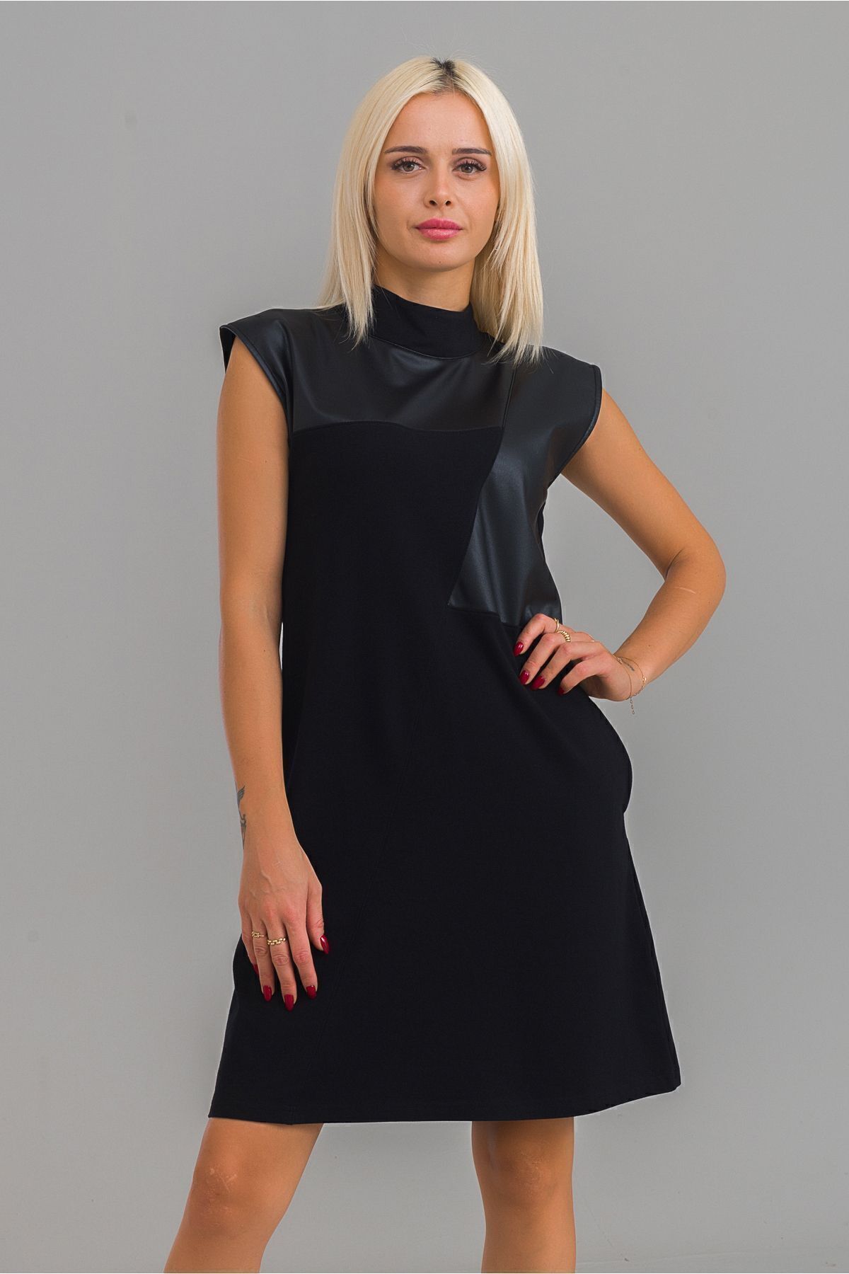 Kadın Siyah Renk Suni Deri Kombinli Pamuk Likralı Kolsuz Dik Yakalı Cepli Elbise Siyah - L