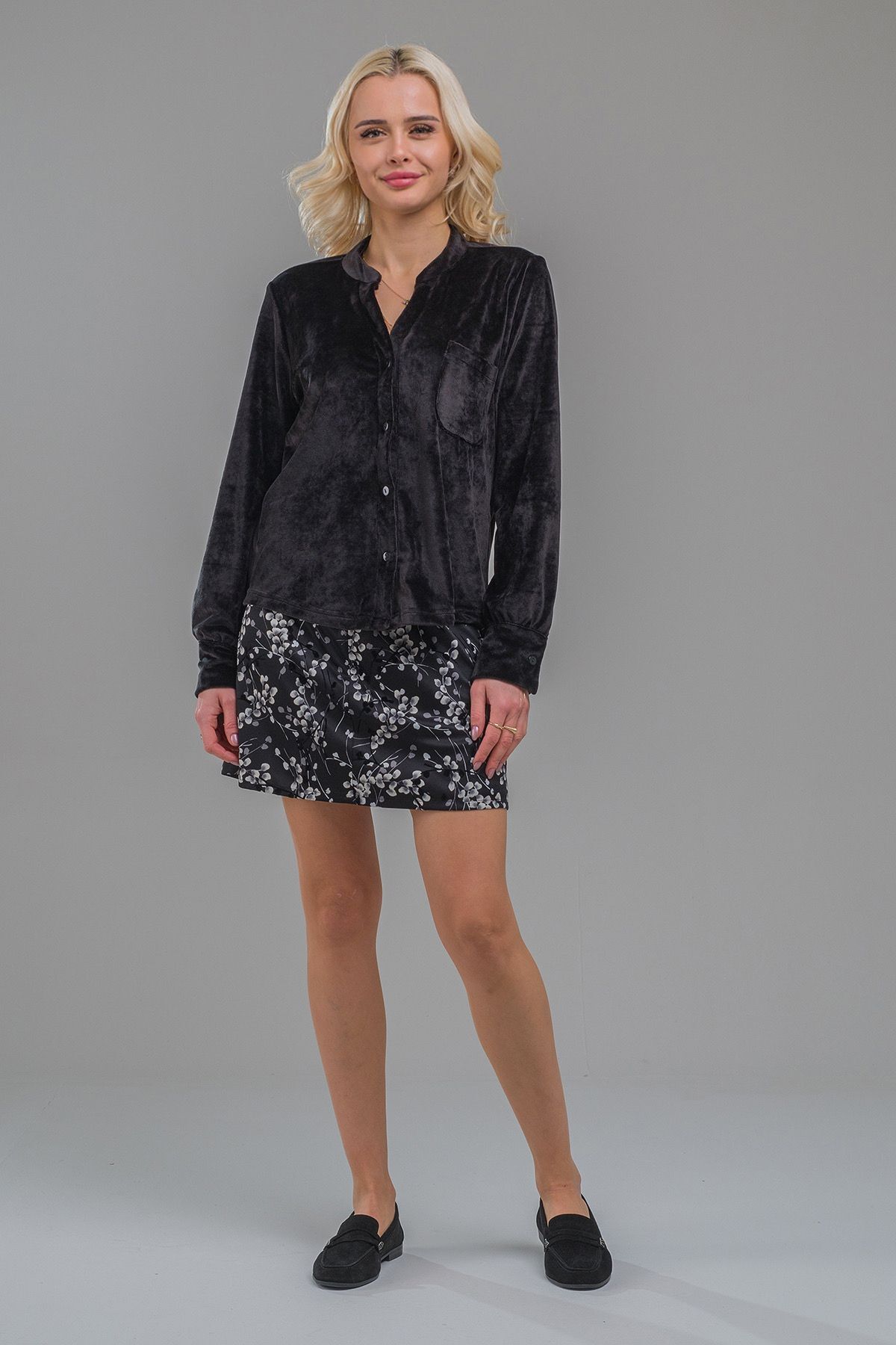 Kadın Siyah Renk Hakim Yaka Likralı Kadife  Gömlek Siyah - M